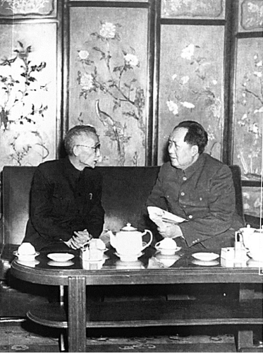 1953年2月，毛泽东与梁希亲切交谈