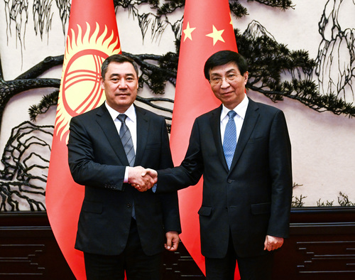（时政）王沪宁会见吉尔吉斯斯坦总统扎帕罗(2292182)-20230520095241