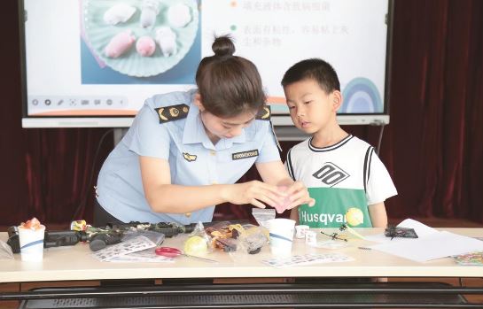 海淀市监局在幼儿园开展儿童用品质量安全宣传活动