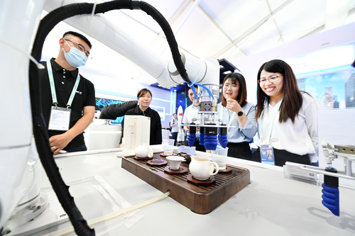 在SRT软体机器人展示区，机器人模拟煮茶(2356301)-20230601135006