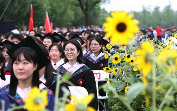 华东师范大学举行2023届毕业典礼
