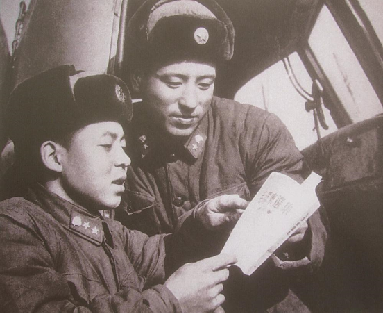 雷锋辅导战友乔安山学习《毛泽东选集》（季增 摄）