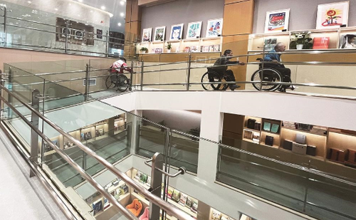 残疾人朋友体验北京市残疾人服务示范中心汇爱大厦回廊无障碍设施