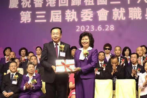 香港中联办副主任何靖（左）向香港福建妇女协会新一届主席凃雅雅颁发第三届执委会选任证书