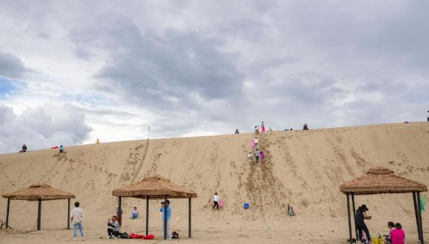 西藏扎囊：沙漠公园引客来