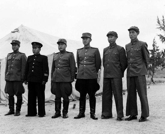 一九五二年七月，参加朝鲜停战谈判的中朝谈判代表（从右至左）：