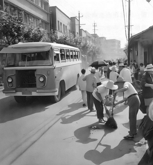 ▲1981年，太仓城内开通交通车辆，方便了进入县城的旅客。（图片选自《太仓“老底子”》丛书）