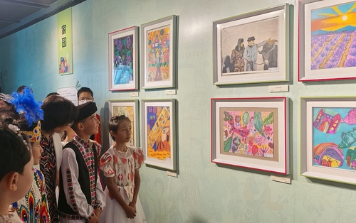 k1体育“童心共筑中国梦——新疆儿童绘画作品展”在京开幕(图1)