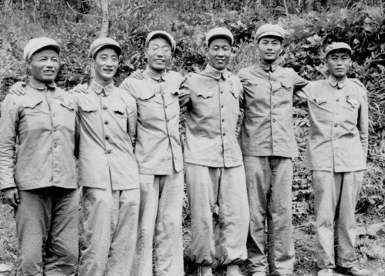 1952年夏，魏巍第二次赴朝时与63军战斗英雄合影，自左至右：刘光子、王永章、魏巍、郭恩志、李蕤、李满。