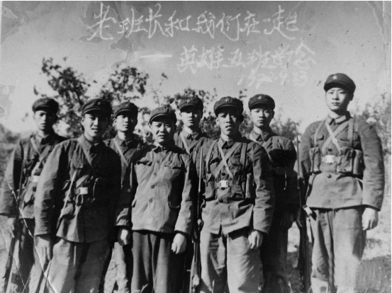 1972年9月23日，胡传久（前中）回三连（松骨峰特功连）驻地与战士们合影。新华社发