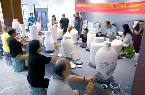 在瓷厂，艺术家们潜心创作。(2905546)-20230901095854