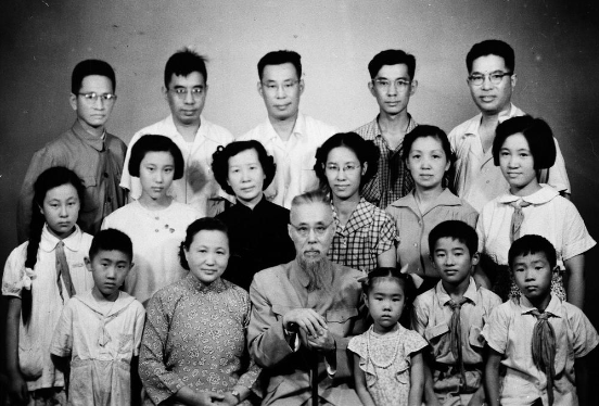 中华人民共和国成立后，马叙伦（一排左三）与家人在北京。