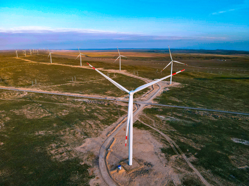 札纳塔斯风电项目一期全容量投产后，年发电量达3.5亿千瓦时，改善了哈萨克斯坦南部地区缺电现状，满足该地区20多万家庭的用电需求
