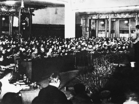 ▲ 1949年9月27日，中国人民政治协商会议第一届全体会议在中南海怀仁堂召开。图为大会会场，周恩来主持会议。