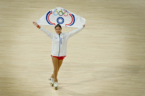 6    10月7日，中国台北选手洪筱晴夺冠后庆祝。