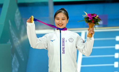 7   10月7日，冠军中国台北选手洪筱晴在颁奖台上。