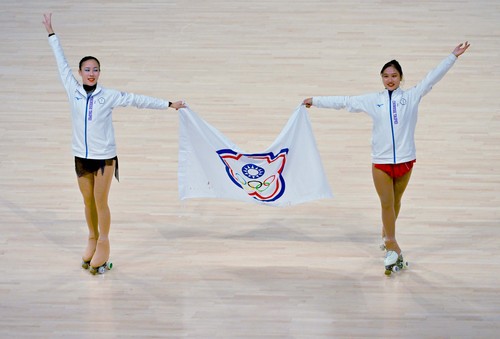 8  10月7日，获得冠军的中国台北选手洪筱晴（右）和获得季军的队友张致如在赛后庆祝。