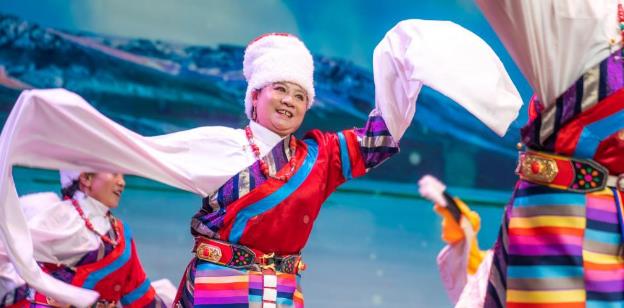西藏拉萨：载歌载舞欢度重阳