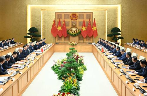 3当地时间12月13日上午，国家主席习近平在河内政府驻地会见越南总理范明政。新华社记者 申宏 摄
