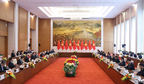 23当地时间12月13日上午，国家主席习近平在河内会见越南国会主席王庭惠。新华社记者 刘卫兵 摄
