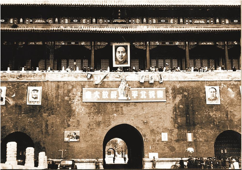 1949年2月12日，伟人画像第一次挂上天安门城楼。