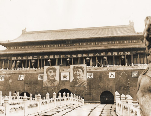 ◀ 一九四九年七月七日，毛泽东主席和朱德总司令画像。