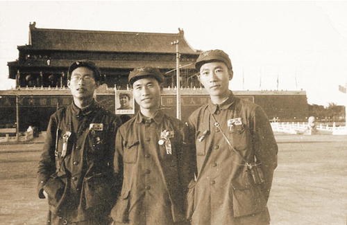 ▲1949年9月30日，华北画报社摄影记者杨振亚、吴群、林杨在天安门前的合影，能看到天安门城楼的毛主席画像下面写的是“人民的胜利”。