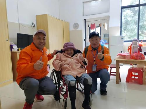 12月17日，王庆余（左一）带领志愿者到泗安岛看望孤寡老人。 受访者供图