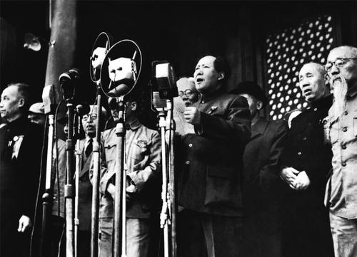 毛泽东主持开国大典，向全世界庄严宣告中华人民共和国中央人民政府成立