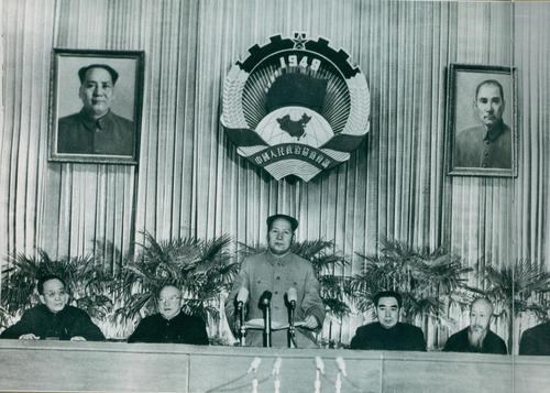 1954年12月21日，毛泽东主持政协二届一次会议开幕式。这次会议推举毛泽东为全国政协名誉主席，选举周恩来为全国政协主席。