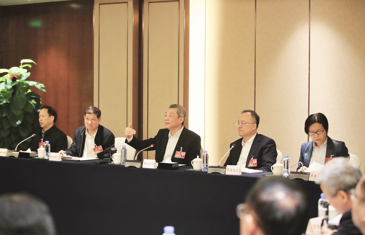 广西壮族自治区政协十三届二次会议举行分组讨论