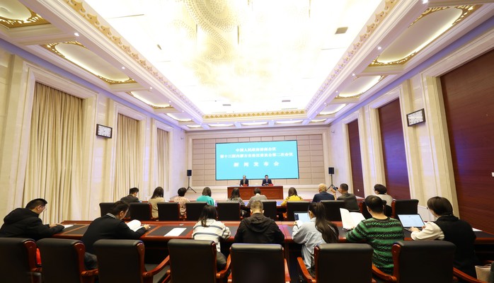 内蒙古自治区政协十三届二次会议召开新闻发布会