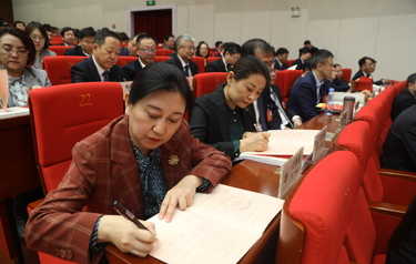 内蒙古自治区政协委员现场签订履职承诺书