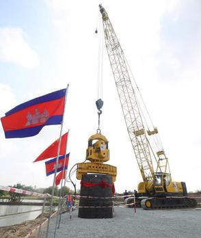 中企承建柬埔寨首都跨河大桥项目开工
