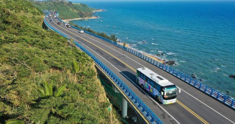 海南环岛旅游公路观光巴士正式开通