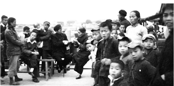 1955年底，谢雪红在福建调研，图为谢雪红与农民交谈。（图片来源《谢雪红画传》）。