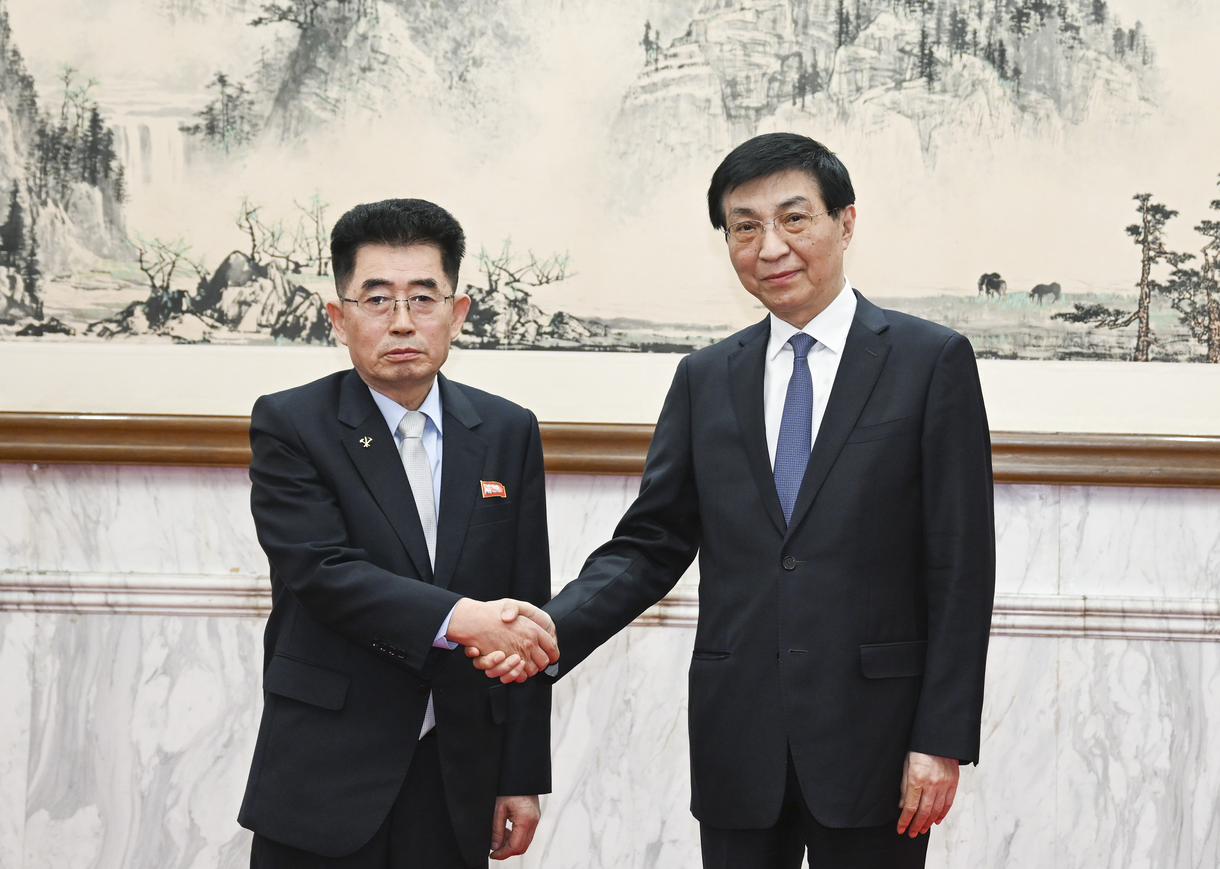 王沪宁分别会见朝鲜劳动党代表团、英国两党议员代表团