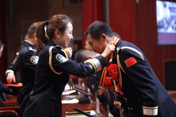 1422名戍边民警获颁国家移民管理机构戍守边疆纪念章