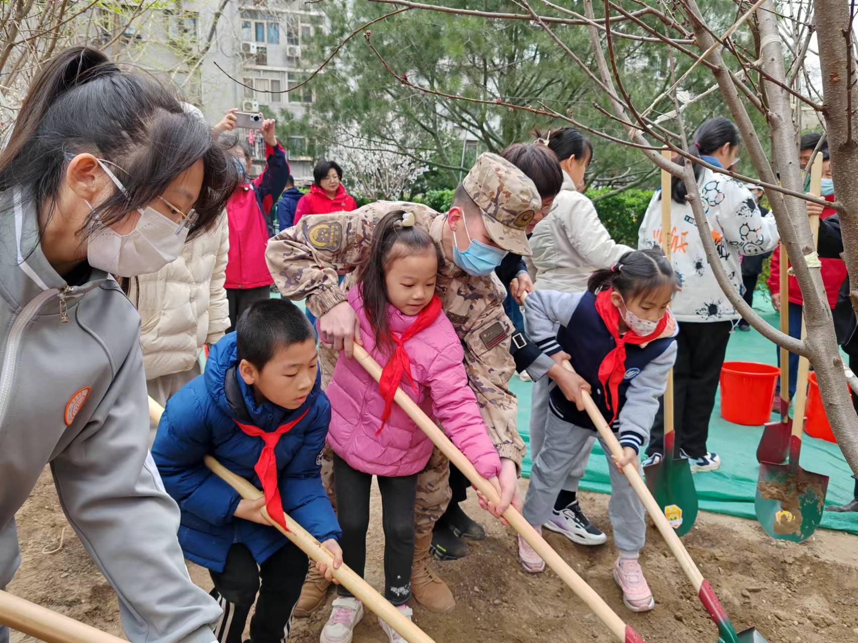 北京市西城区开展第40个首都全民义务植树日活动