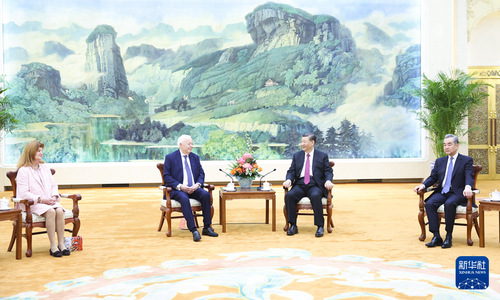   4月8日，国家主席习近平在北京人民大会堂会见法国梅里埃基金会主席梅里埃夫妇。 新华社记者 黄敬文 摄