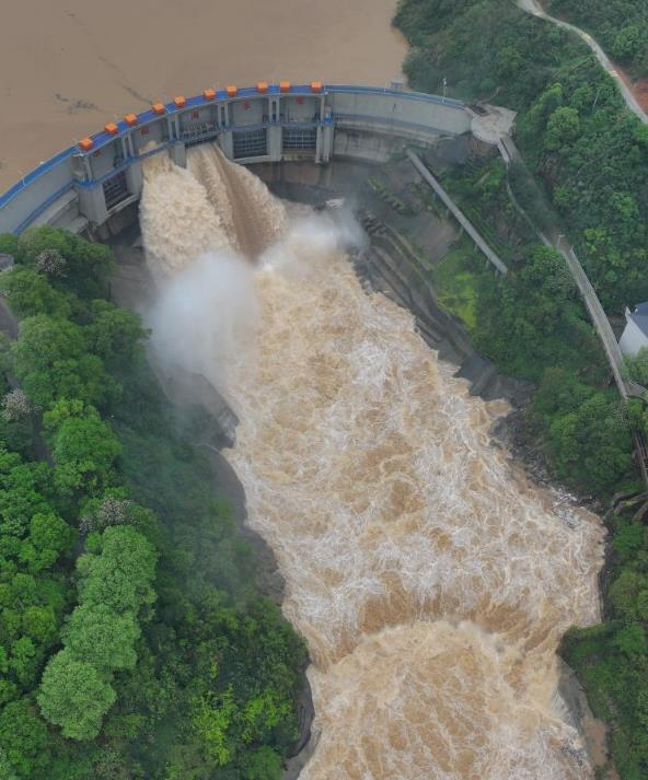 湖南郴州：欧阳海水库开闸泄洪
