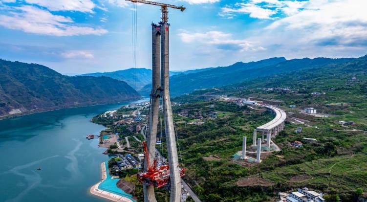 云南绥江：新市金沙江特大桥有序推进