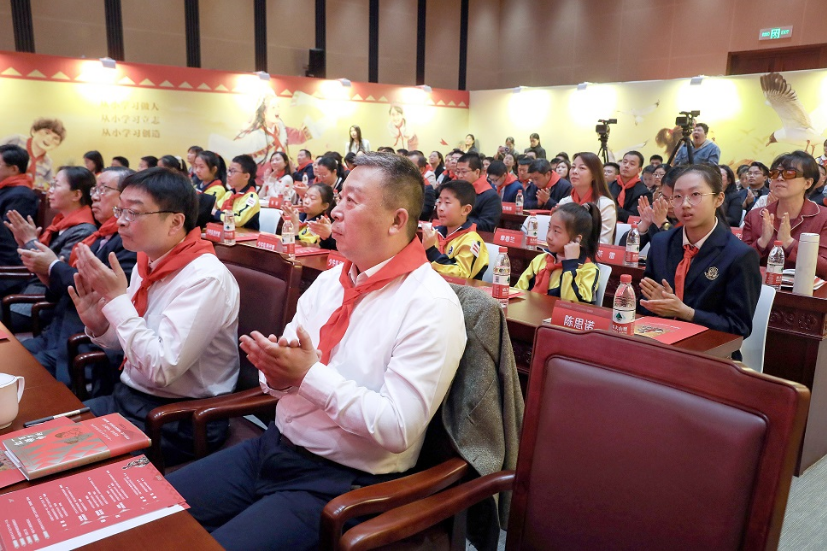时刻准备着·《一百岁的红领巾》座谈会在京召开