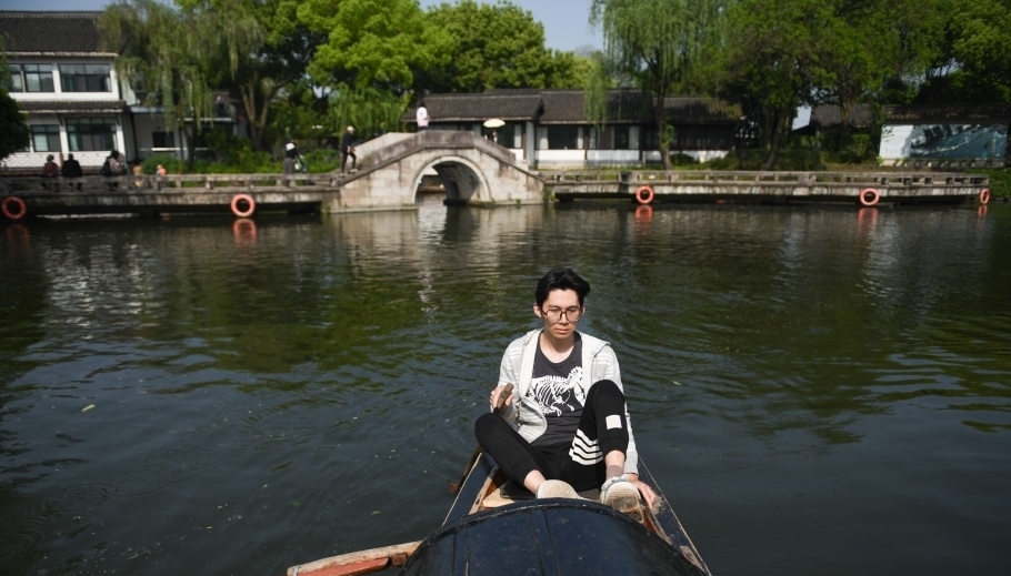 浙江绍兴：古老乌篷船吸引年轻新船工