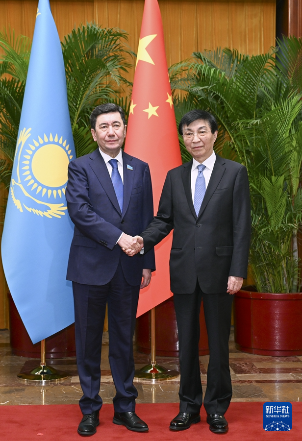 王沪宁会见哈萨克斯坦议会下院议长科沙诺夫