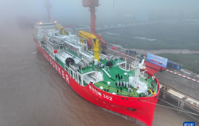 12000立方米LNG运输加注船在江苏启东完工交付