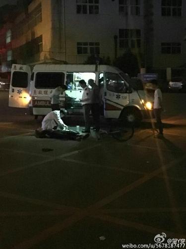据网友@望Y穿爆料，江西工程学院附近一位老奶奶骑自行车突然倒下，后来救护车和公安来了，老人抢救无效死亡。