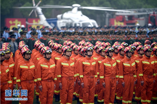 5月27日，消防队员方阵在誓师大会上。新华社记者王定昶摄