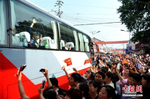 资料图：6月5日上午，19辆大巴车从毛坦厂校园缓缓开出，一年一度的万人送考拉开大幕。 <a target='_blank' href='http://www.chinanews.com/'>中新社</a>记者 韩苏原 摄