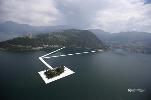6月7日，意大利北部的伊塞奥湖，由保加利亚出生的艺术家克里斯托设计的“漂浮的码头”正在建设中。这个项目由20万块浮箱搭建成一条3公里的“桥”，通往湖心岛上。